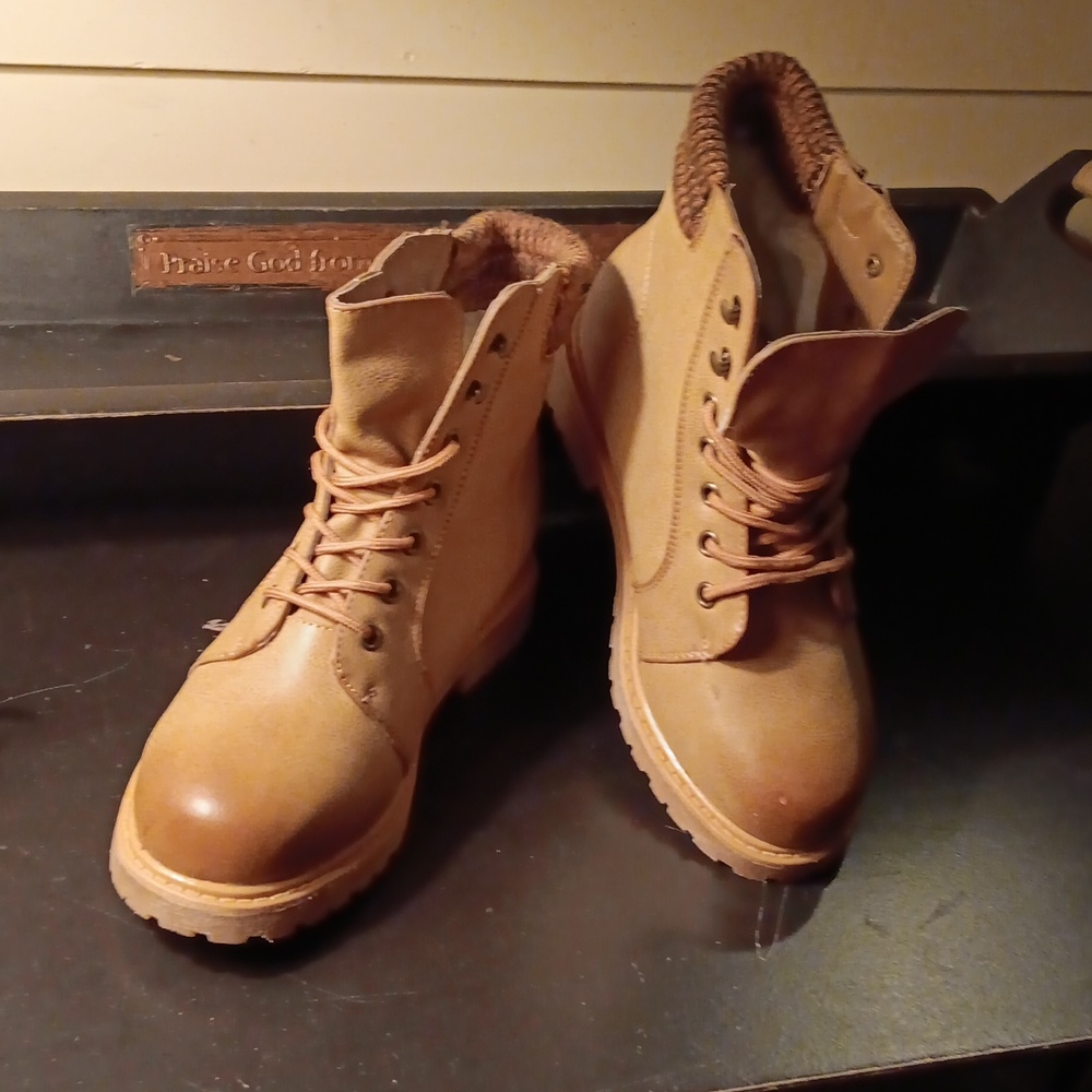 Dream Pairs, Montana Boots. Camel -size 6.